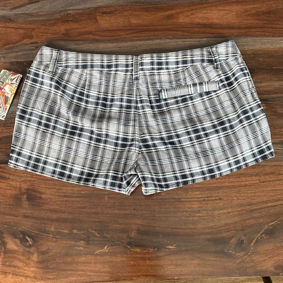 Volcom Black and White Bermuda Shorts Casual Plaid Design - Picture 5 of 5